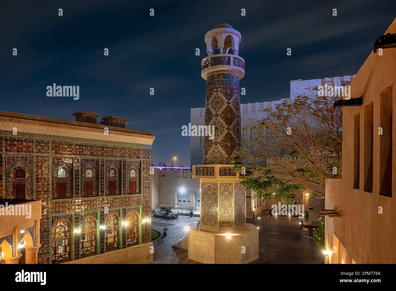 Wunderschöne Nachtsicht auf die Katara-Moschee. Beliebtes touristisches Reiseziel in Katara Katar Stockfoto