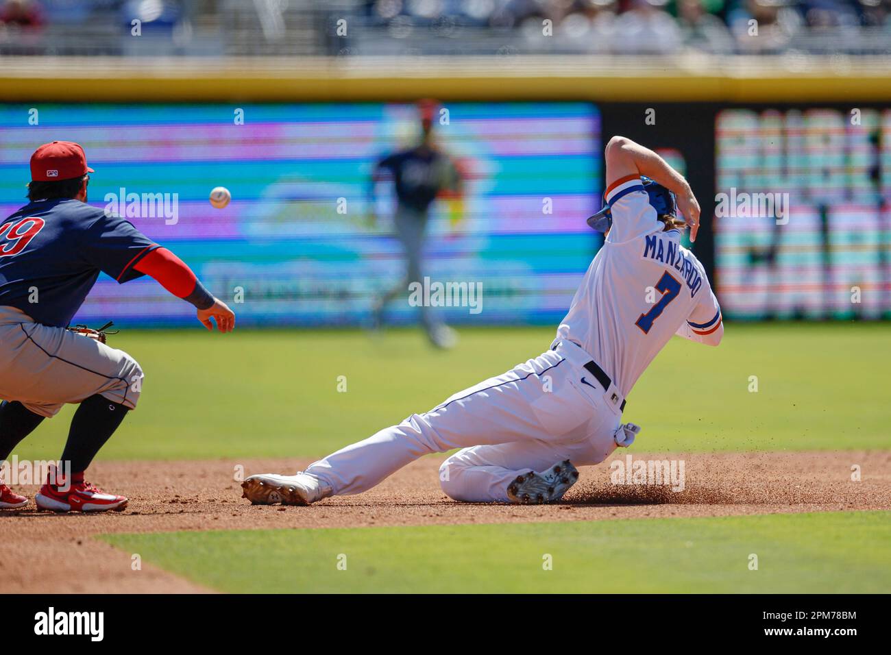 Durham, NC: Durham Bulls Infielder Kyle Manzardo (7) stiehlt während eines MiLB-Baseballspiels gegen die Lehigh Valley IronPigs am Dienstag sicher die zweite Base Stockfoto