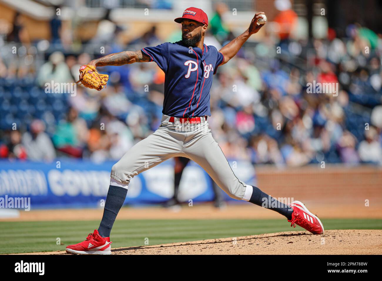 Durham, NC: Lehigh Valley IronPigs Pitcher Cristopher Sánchez (38) spielt während eines Baseballspiels der MiLB gegen die Durham Bulls, Dienstag, April Stockfoto