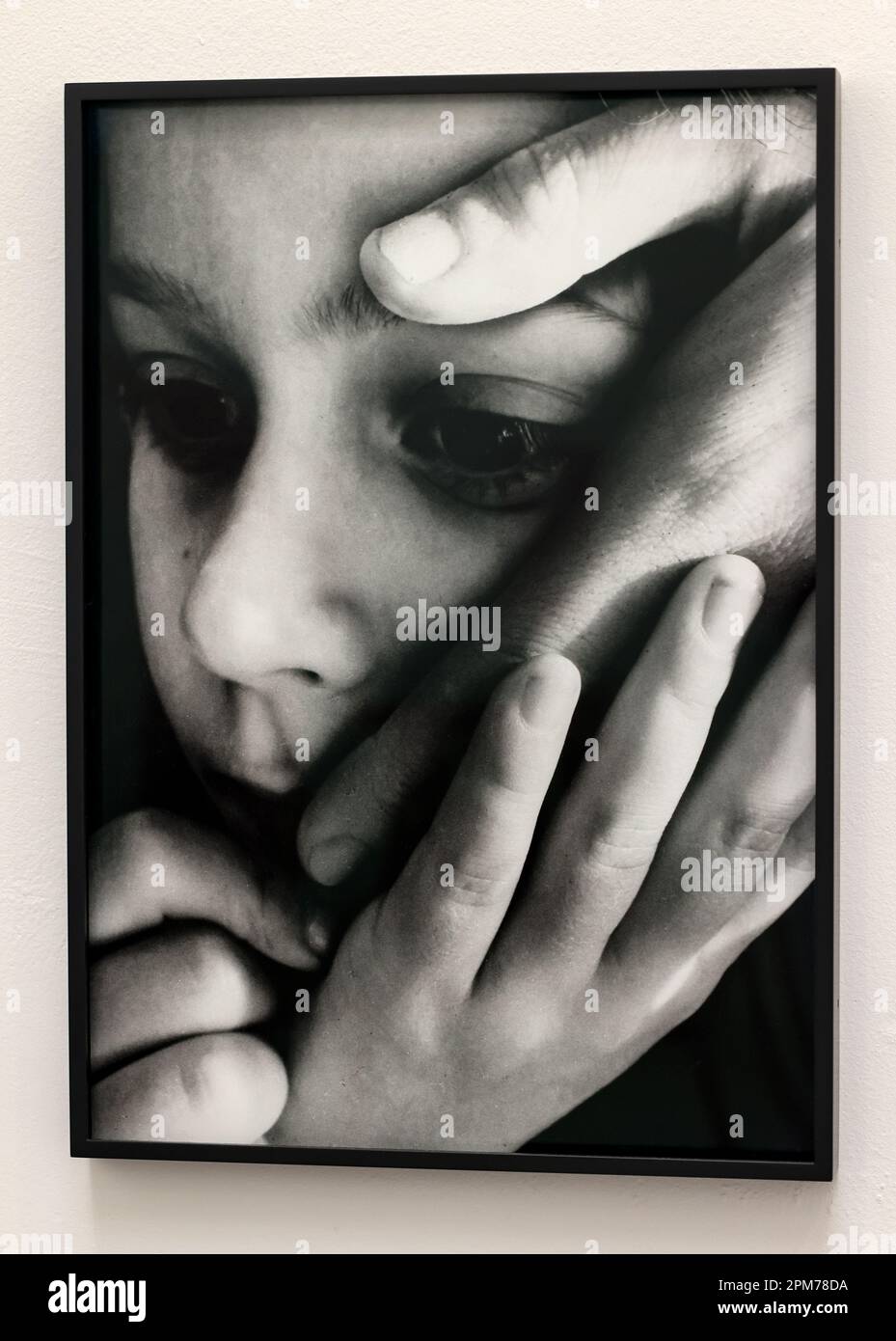 Venedig, Italien - 6. September 2022: 59. Venedig Art Biennale in Venedig. Eine Reihe von Fotos unter dem gemeinsamen Titel Mama von der polnischen Fotografin Aneta Gr Stockfoto