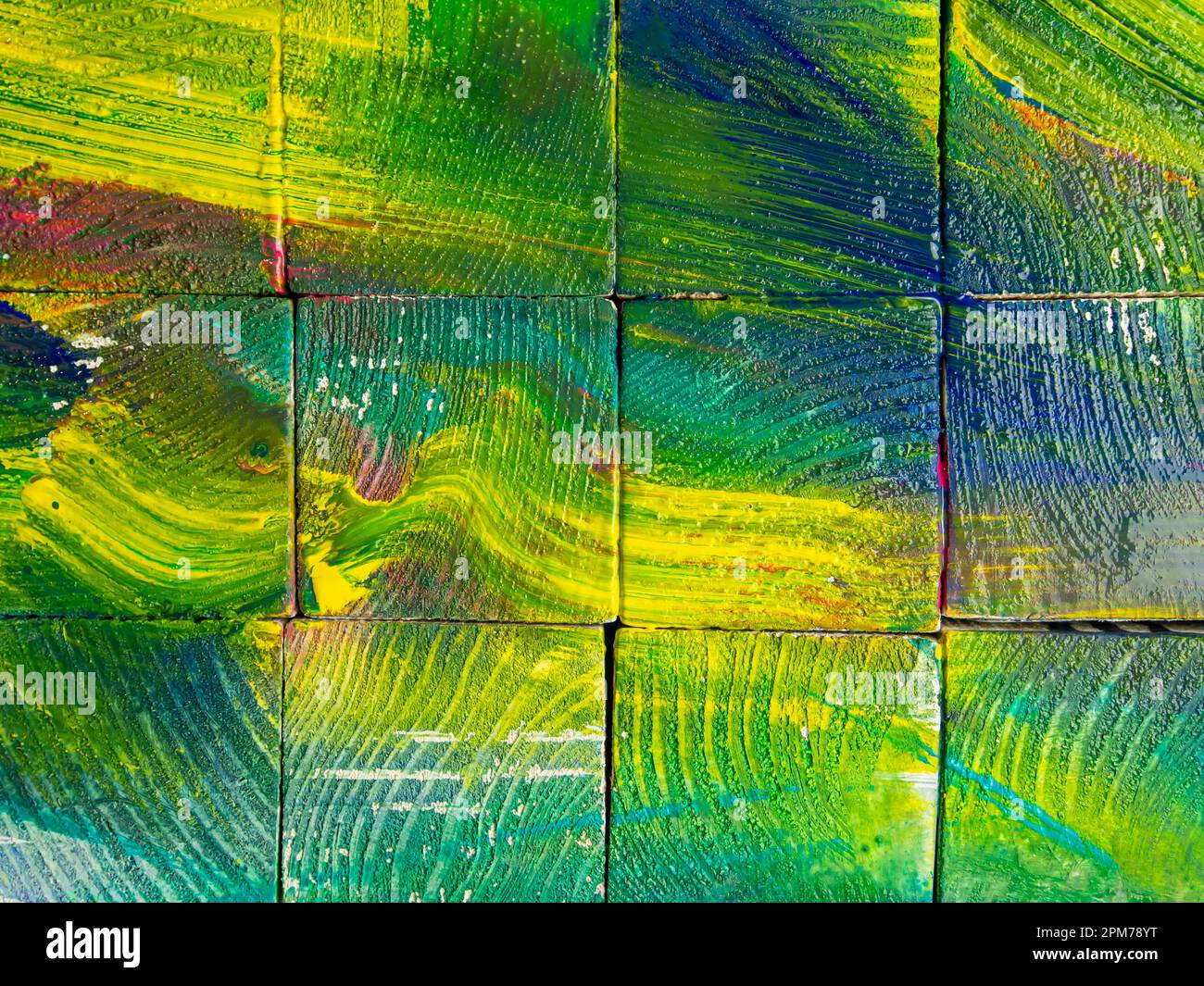 Farbenfrohe Kiefernwürfel. Farbenfrohe Holztexturen. Kiefernstruktur in verschiedenen Farben lackiert. Stockfoto