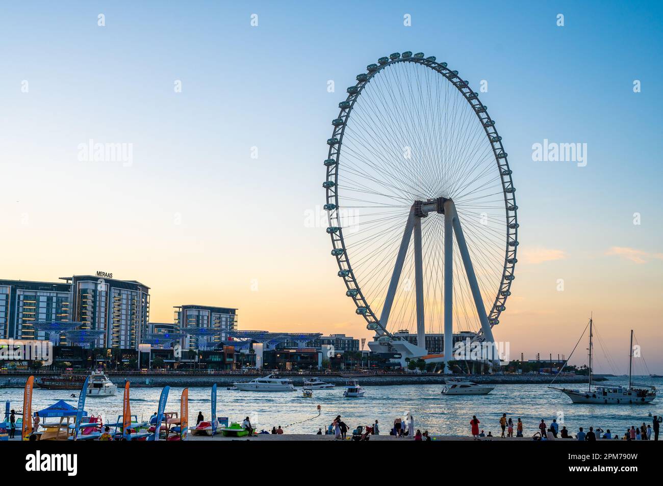 Dubai, Vereinigte Arabische Emirate - 4. April 2023: Dubai Marina, ein großes Wohn- und Handelsgebiet entlang des Persischen Golfs in Dubai, Vereinigte Arabische Emirate Stockfoto