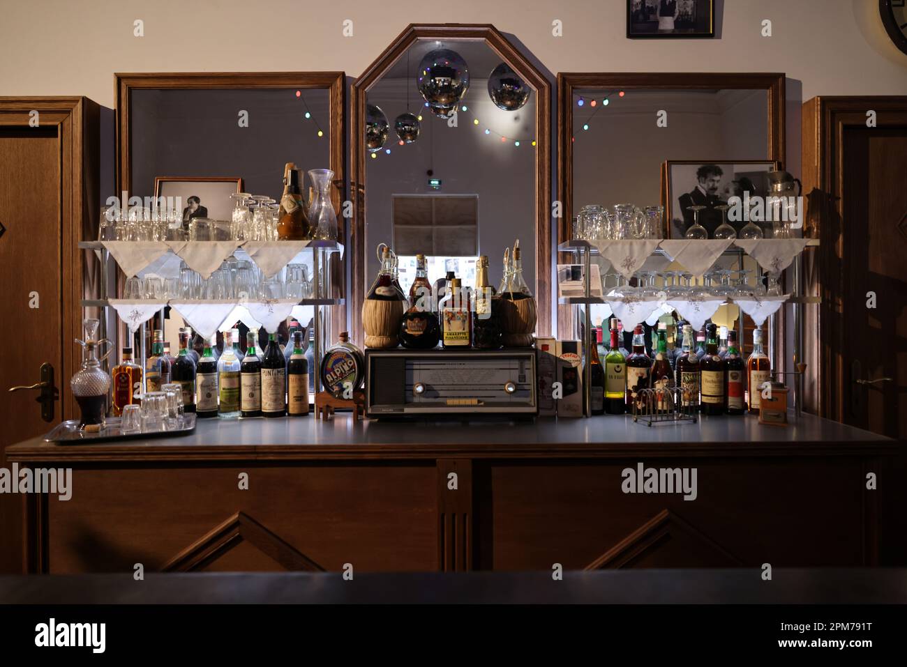 Venedig, Italien - 6. September 2022: 59. Venedig Art Biennale in Venedig. Dreams Have no titles von Zineb Sedira's Filminstallation bringt Sie zurück zum Cine Stockfoto