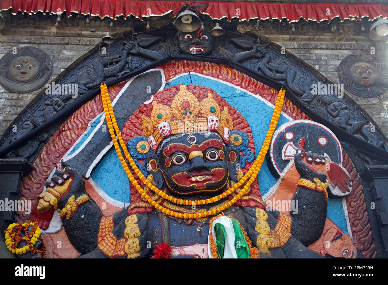Nahaufnahme der berühmten Skulptur des Hindugottes Bhairava auf Durbar Marg in Kathmandu, Nepal Stockfoto