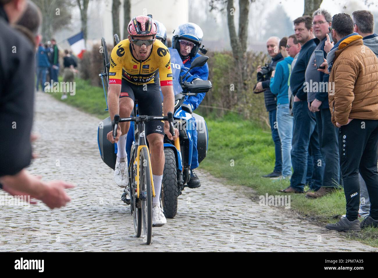 Christophe Laporte reitet über die Kopfsteinpflaster des Sektors Hornaing à Wandignies in Paris-Roubaix Stockfoto