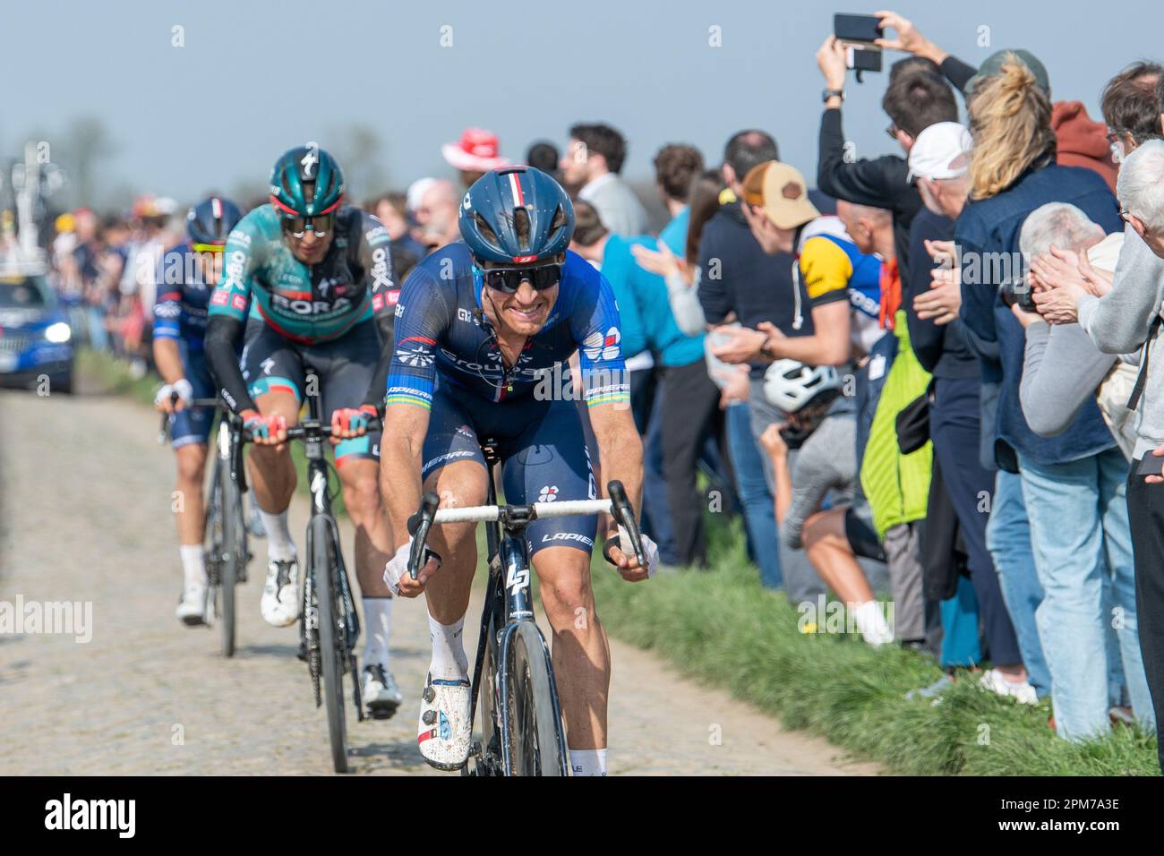 Miles Scotson führt eine Gruppe durch die Kopfsteinpflaster der Carrefour de l'Arbre in Paris-Roubaix Stockfoto