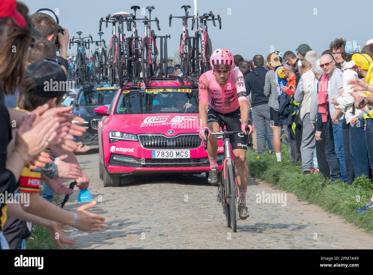 Tom Scully folgte seinem Teamwagen auf den Kopfsteinpflaster des Carrefour de l'Arbre-Sektors in Paris-Roubaix Stockfoto