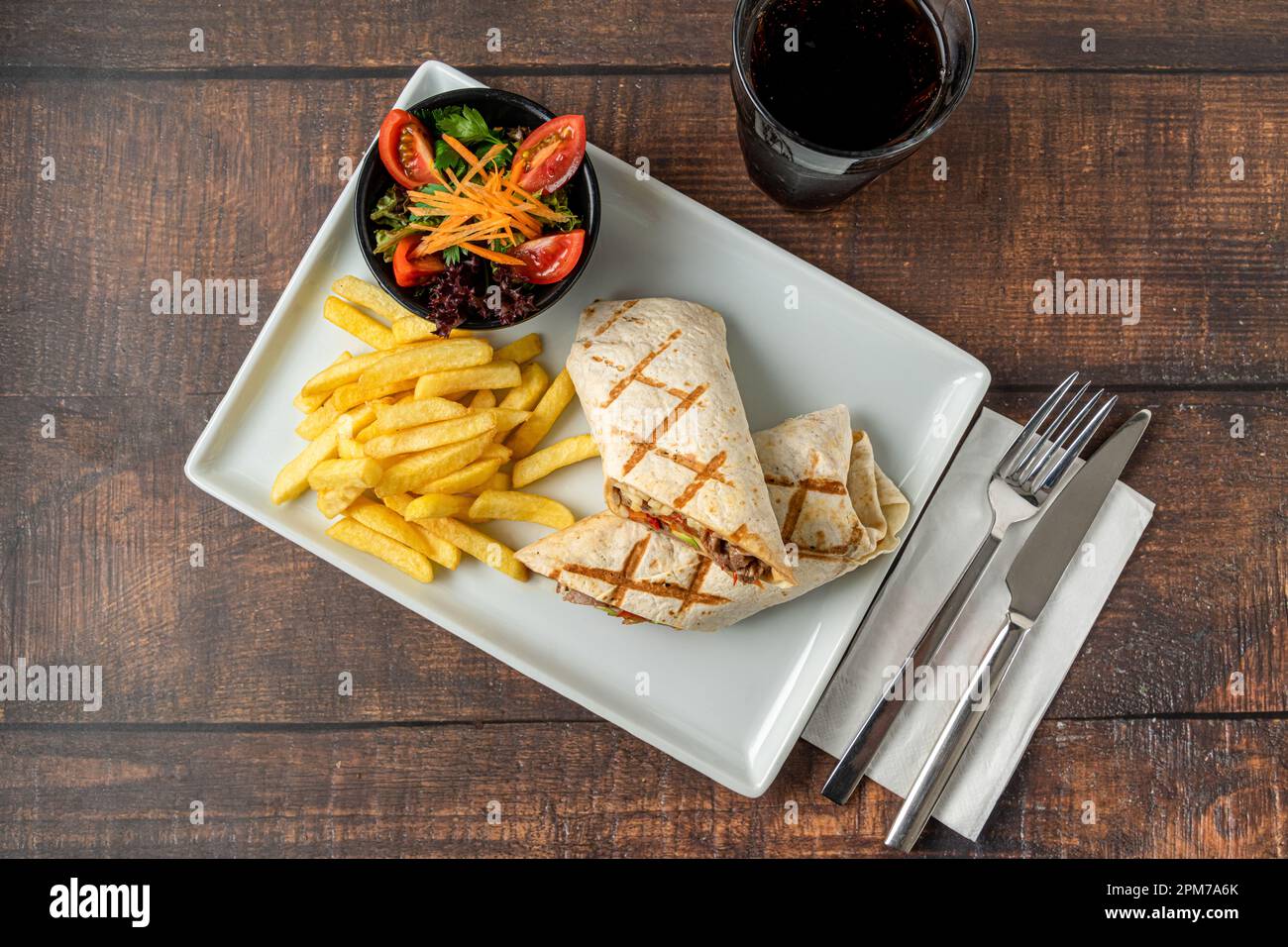 Fleischpackung mit pommes frites auf dem Tisch aus dunklem Stein halbieren Stockfoto