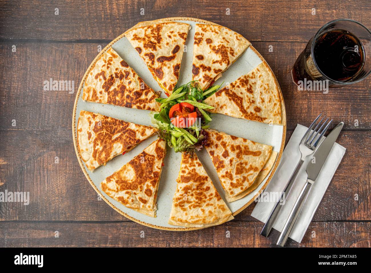 Mexikanische quesadilla mit Huhn, Käse und Paprika auf hölzernen Tisch Stockfoto