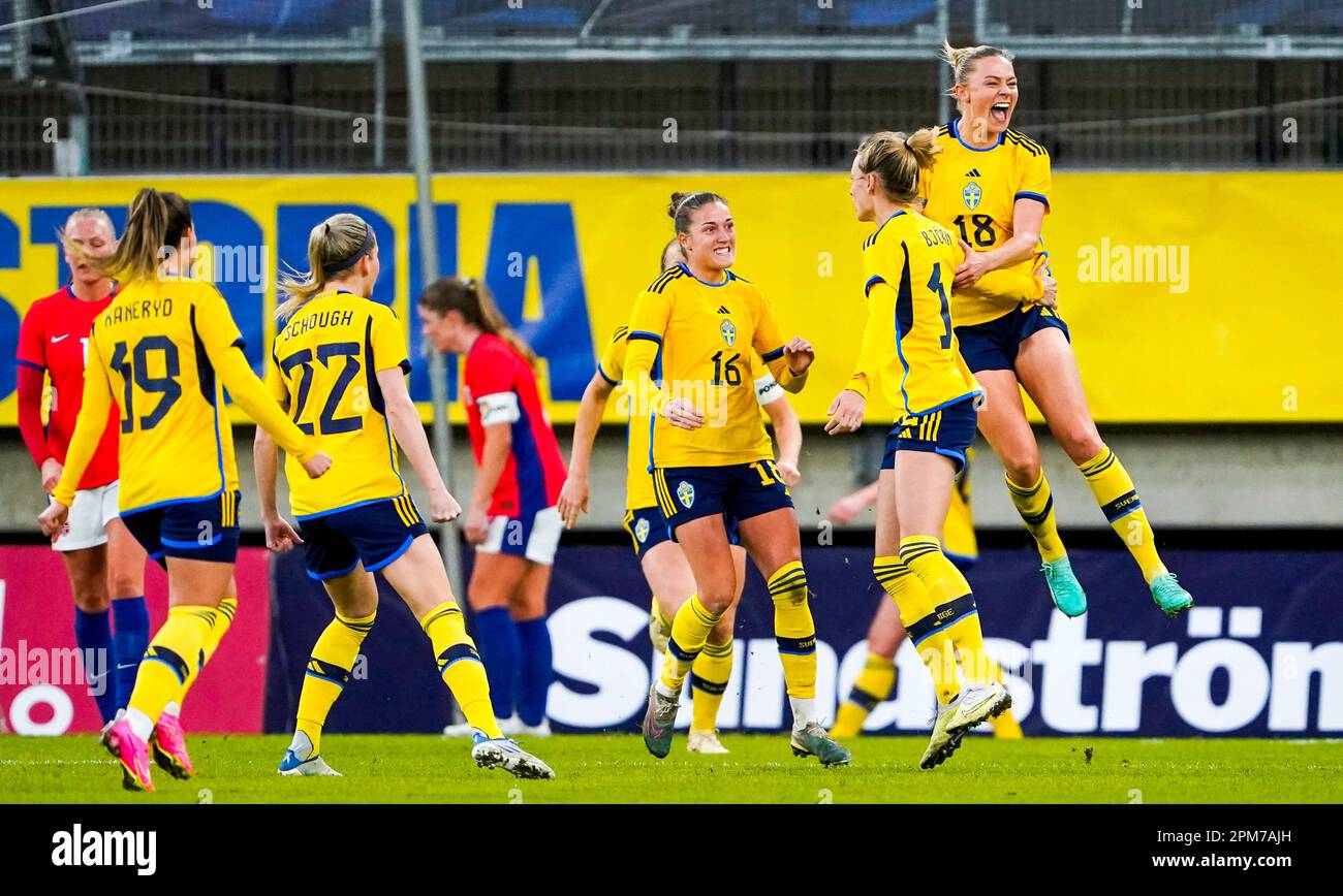 Göteborg, Schweden 20230411. Die schwedische Nathalie Björn (14) erreicht im privaten internationalen Frauenfußballspiel zwischen Schweden und Norwegen im Gamle Ullevi in Göteborg 2-2. Foto: Lise Aaserud/NTB Stockfoto
