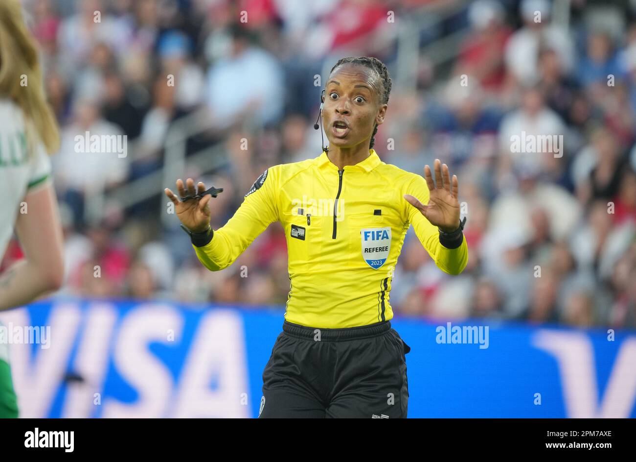 St. Louis, Usa. 11. April 2023. Der Schiedsrichter Crystal Sobers warnt die Spieler in der ersten Halbzeit im City Park in St. vor der US-Frauennationalmannschaft und der Republik Irland Louis am Dienstag, den 11. April 2023. Foto: Bill Greenblatt/UPI Credit: UPI/Alamy Live News Stockfoto