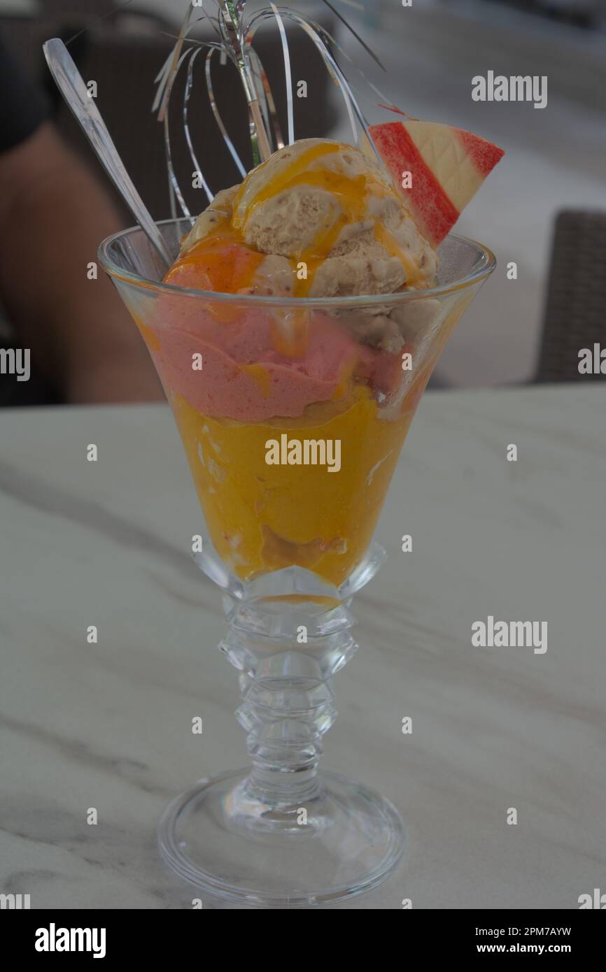 Eisbecher mit Obstsirup Stockfoto