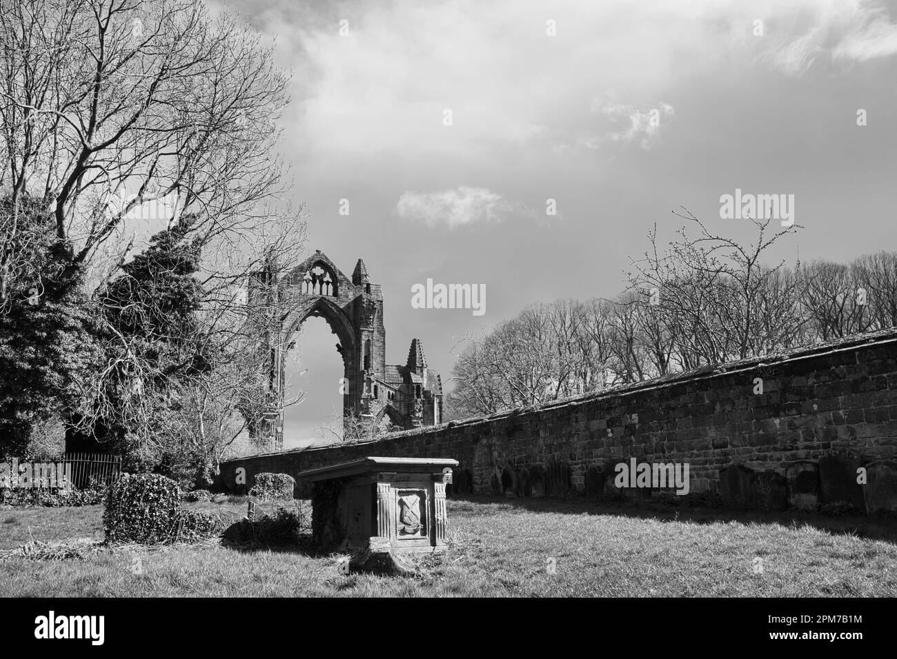 Die Priory dominiert die Skyline über dem Friedhof. Stockfoto