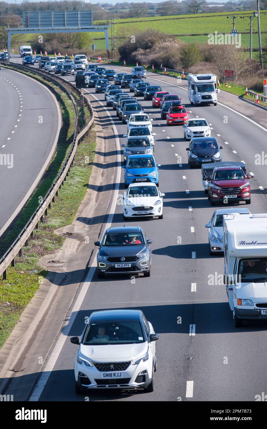 An Ostern stürmte sich der Verkehr auf der M5 in der Nähe der Autobahnkreuzung M4 in der Nähe von Bristol, Großbritannien, in Warteschlangen. Stockfoto