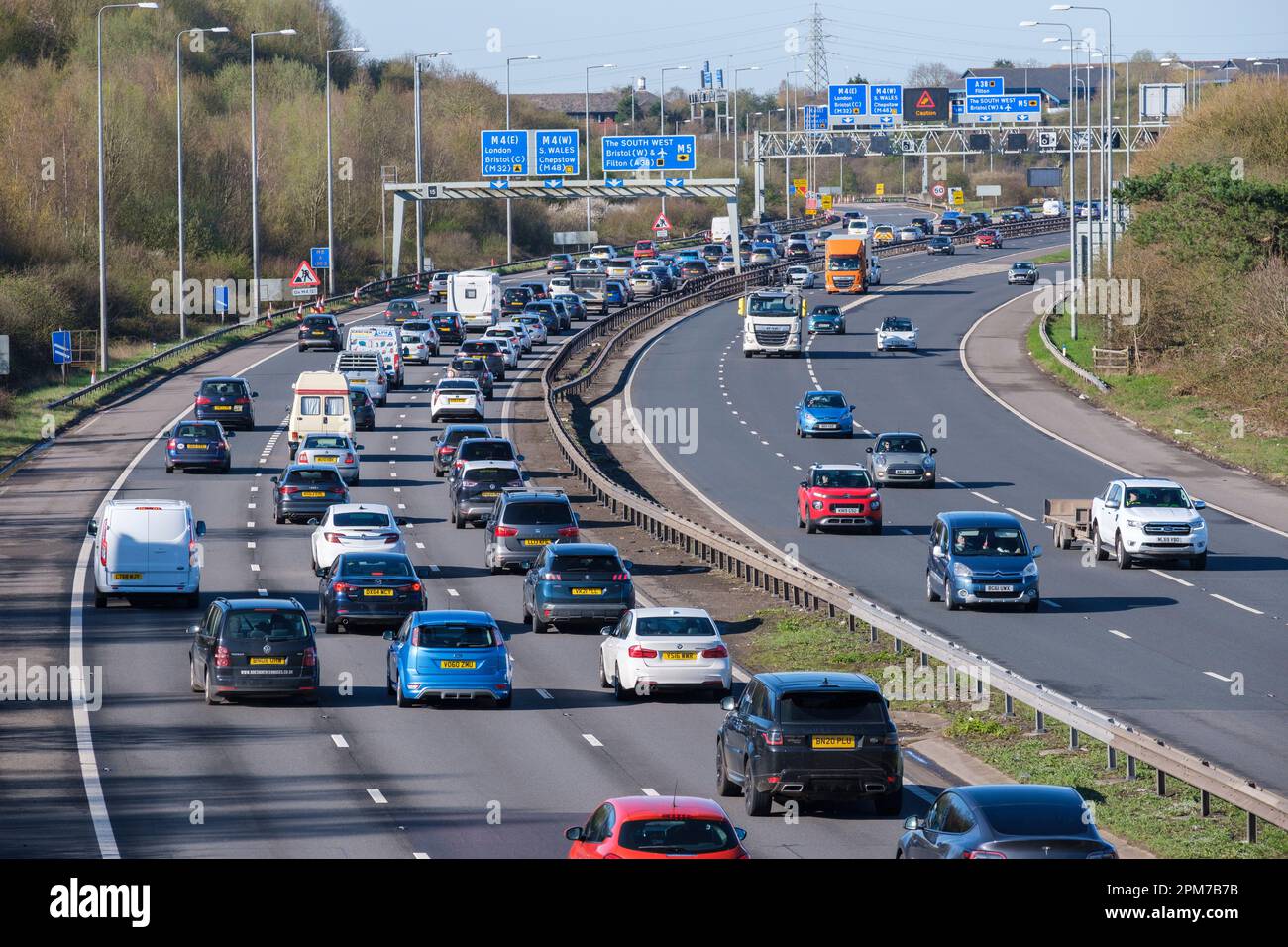 An Ostern stürmte sich der Verkehr auf der M5 in der Nähe der Autobahnkreuzung M4 in der Nähe von Bristol, Großbritannien, in Warteschlangen. Stockfoto