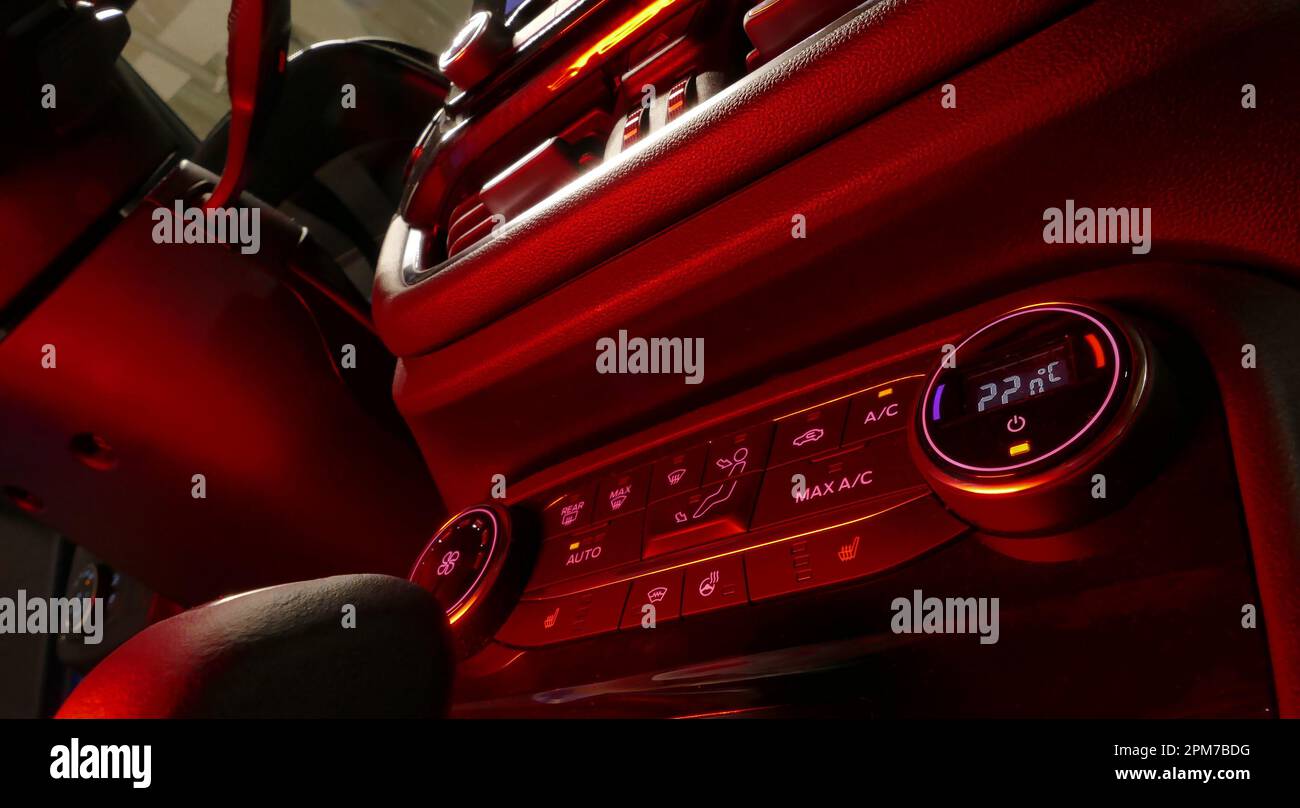 Modustasten Der Klimaregelung Im Fahrzeuginnenraum Mit Roter Hintergrundbeleuchtung Stockfoto