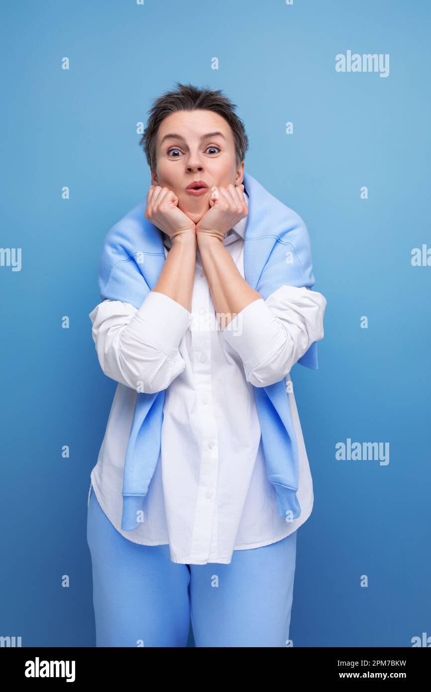 Nahaufnahme einer charismatischen Kurzhaarigen in einem legeren Hemd Stockfoto