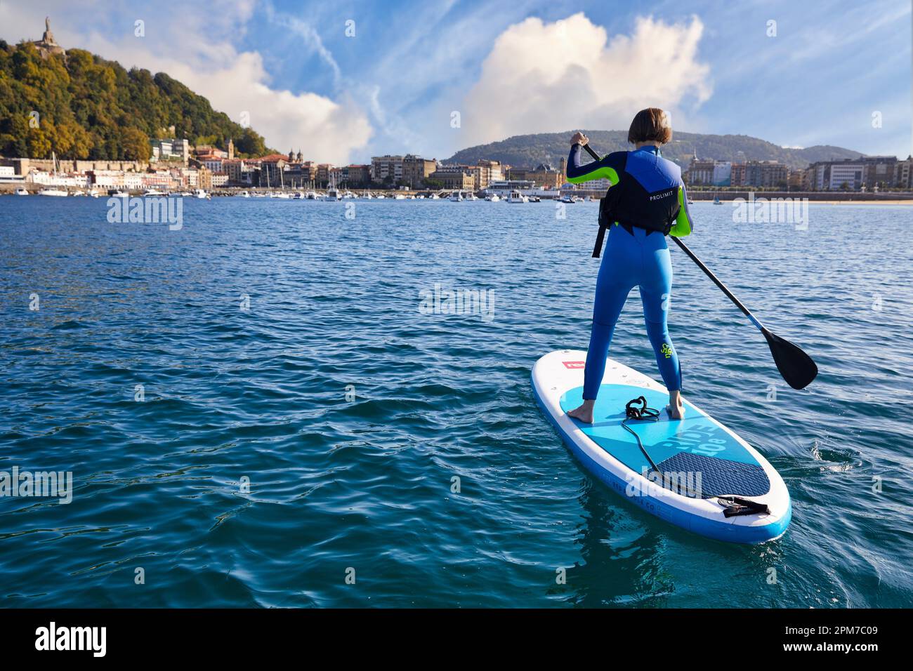 Touristen, die Paddelsurfen in La Concha Bay, SUP, Stand Up Paddle, Donostia, San Sebastian, Pais Vasco, Spanien Stockfoto