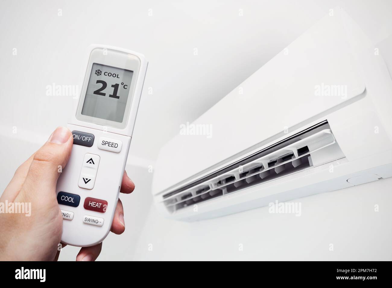 Klimaanlage zu Hause, Hand mit Fernbedienung. Klimaanlagen-Anlage Stockfoto