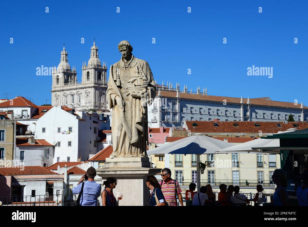 Lissabon (Lisboa), Alfama mit Kloster Sao Vicente de Fora und Statue von Sao Vicente. Portugal. Stockfoto