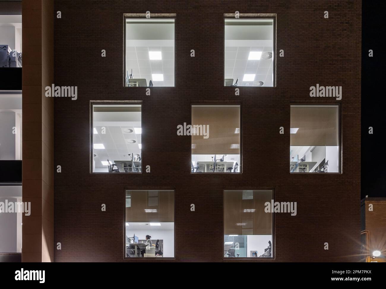 Bürogebäude in der Nacht Stockfoto