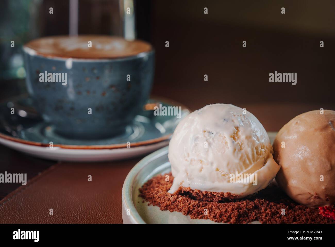 Verschiedene Eislöffel auf dunklem Hintergrund, Draufsicht Stockfoto