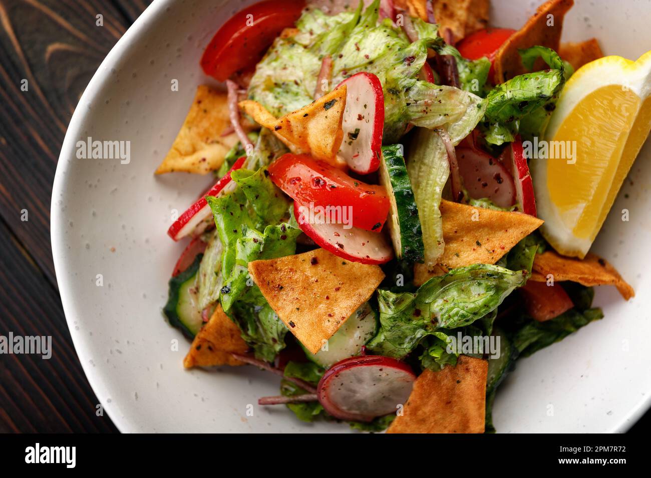 Gesunder Salat mit knusprigen Chips und frischem Gemüse auf Holzhintergrund Stockfoto