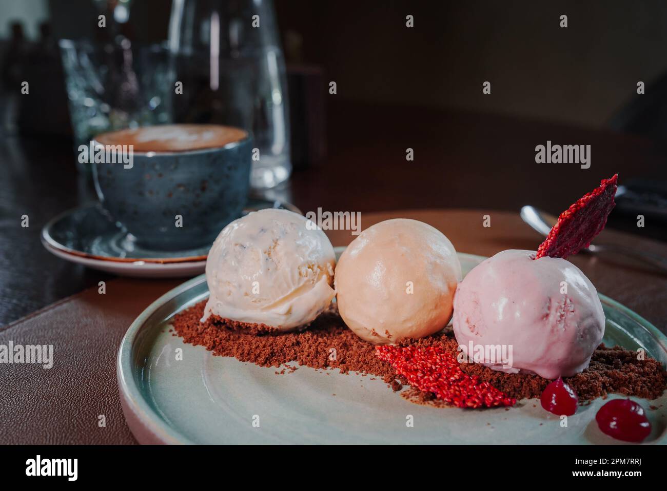 Verschiedene Eislöffel auf dunklem Hintergrund, Draufsicht Stockfoto