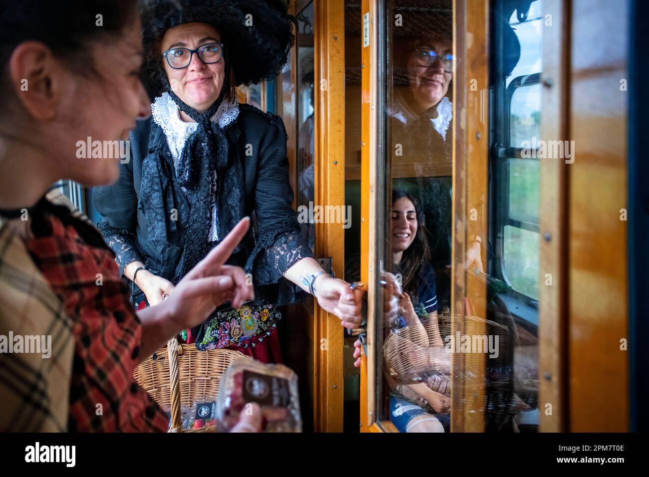 Schauspieler, Dramatisierung im Strawberry Zug, der vom Madrid Delicias Bahnhof nach Aranjuez Stadt Madrid, Spanien fährt. Der Erdbeerzug i Stockfoto