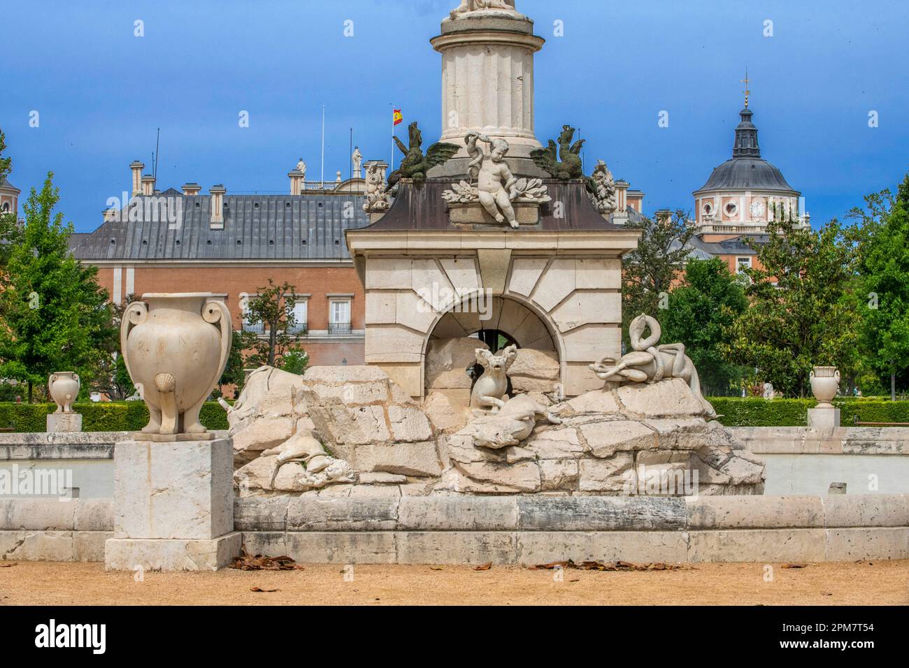 Brunnen des Herkules und Antaeus, spanische königliche Gärten, Parterre-Garten, Aranjuez, Spanien. Übersicht über die Springbrunnen. Es begann unter Carlos IV und 180 Stockfoto