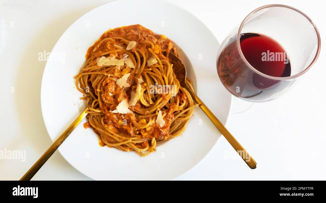Spaghetti mit Schinken in Tomatensoße Stockfoto