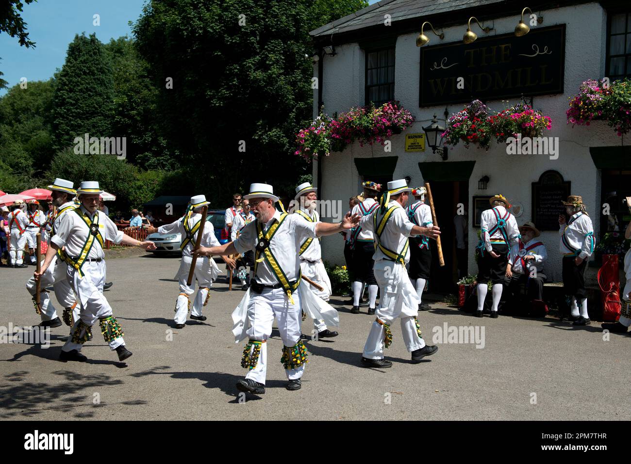 Morris Dancers Dancers, The Windmill Public House, Chipperfield, Hertfordshire, England, Großbritannien Stockfoto