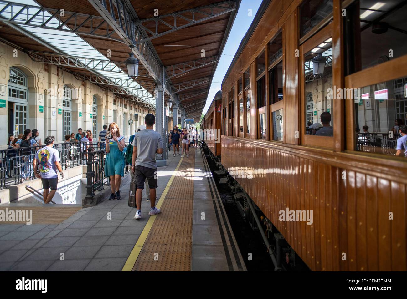 Der Erdbeerzug parkt am Bahnhof Aranjuez, Madrid, Spanien. Der Erdbeerzug ist der Handelsname eines spanischen Touristenzuges, der Stockfoto