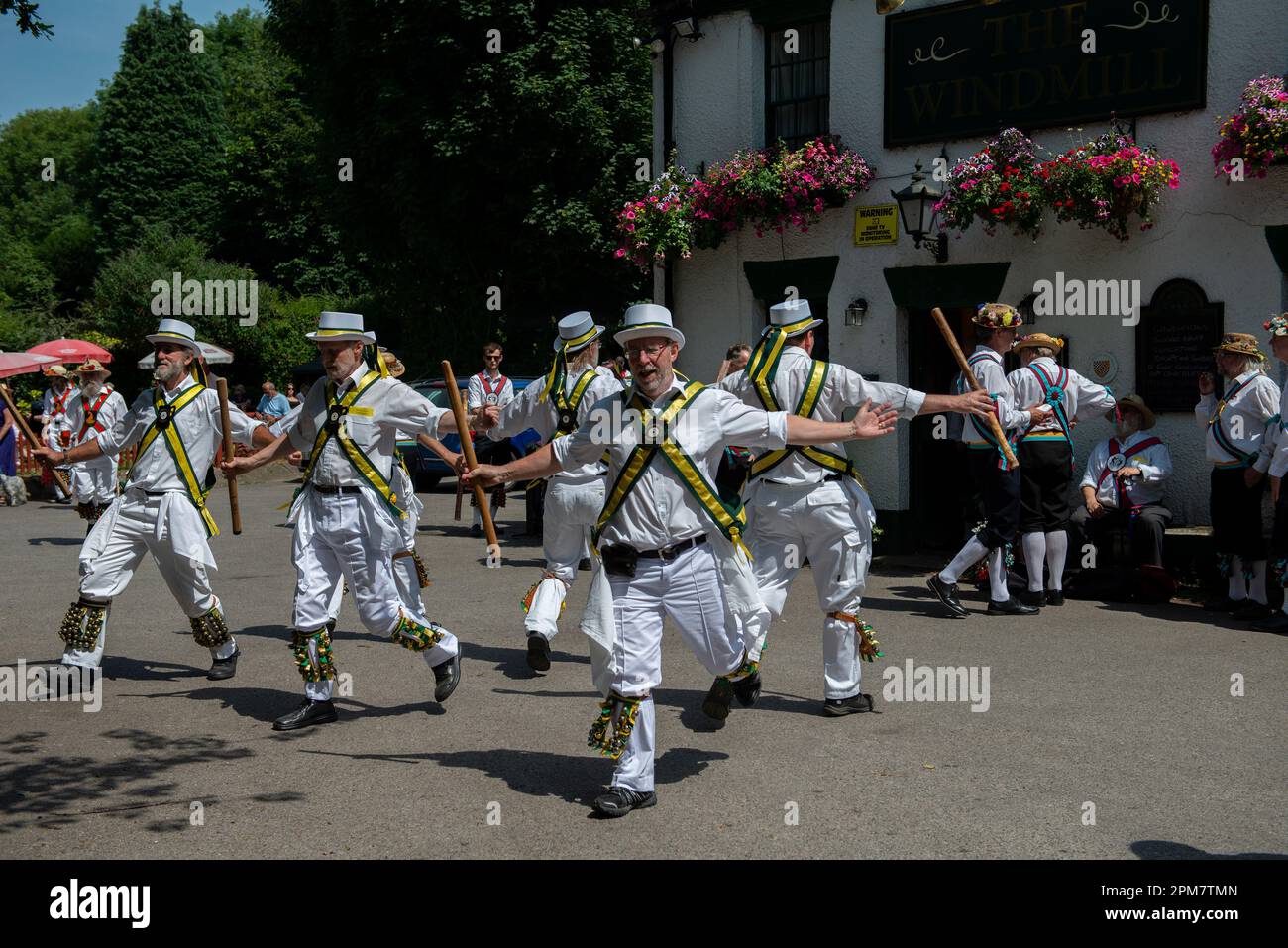 Morris Dancers Dancers, The Windmill Public House, Chipperfield, Hertfordshire, England, Großbritannien Stockfoto