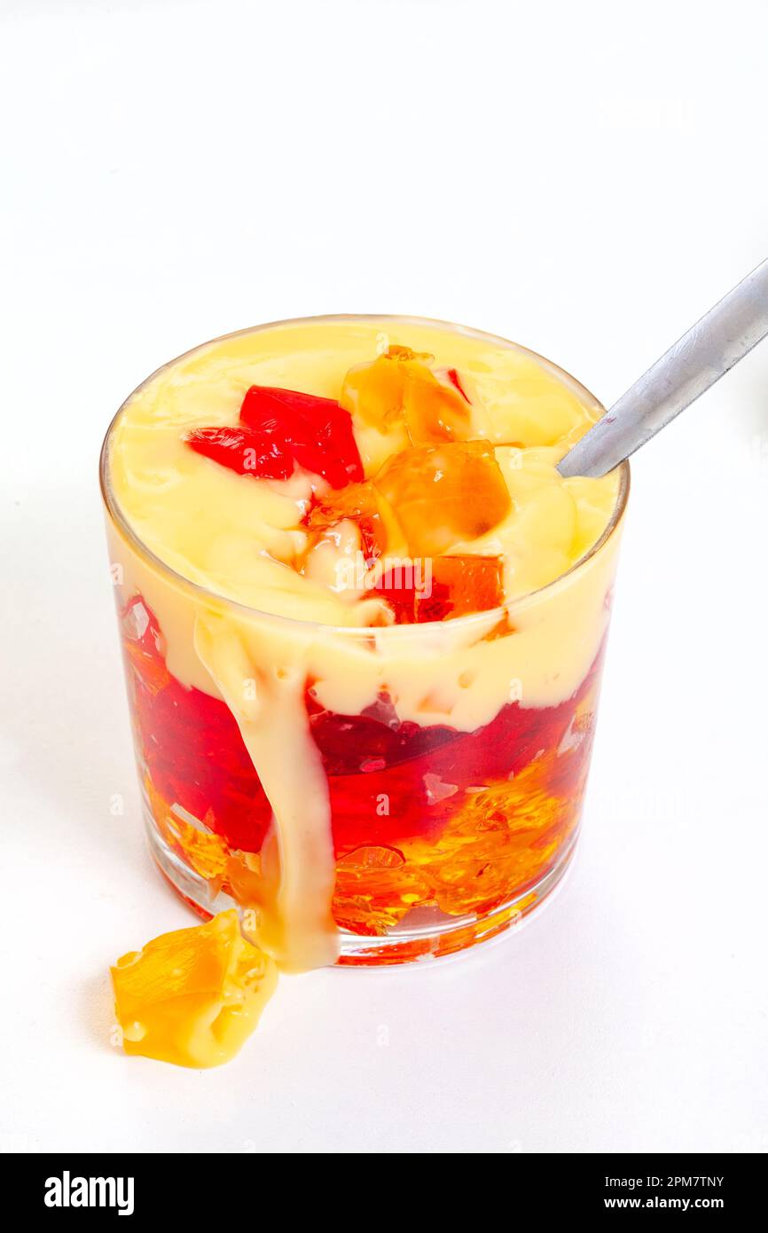 Gelee und Pudding in Glasbecher isoliert auf weiß Stockfoto