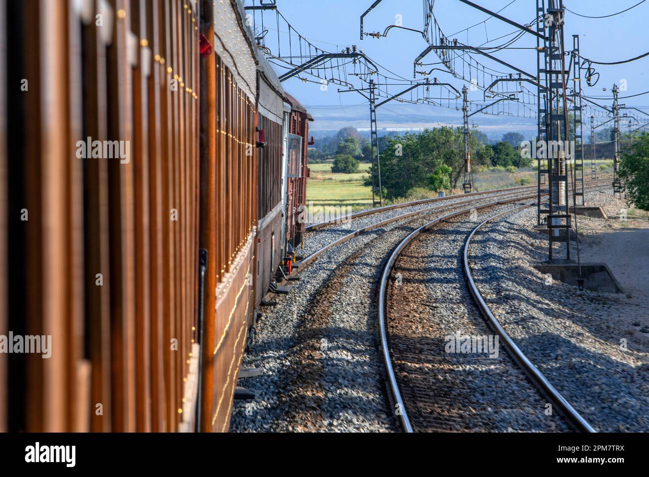 Blick aus dem Fenster im Inneren des Strawberry-Zuges, der vom Bahnhof Madrid Delicias nach Aranjuez Stadt Madrid, Spanien fährt. Der Erdbeerzug i Stockfoto