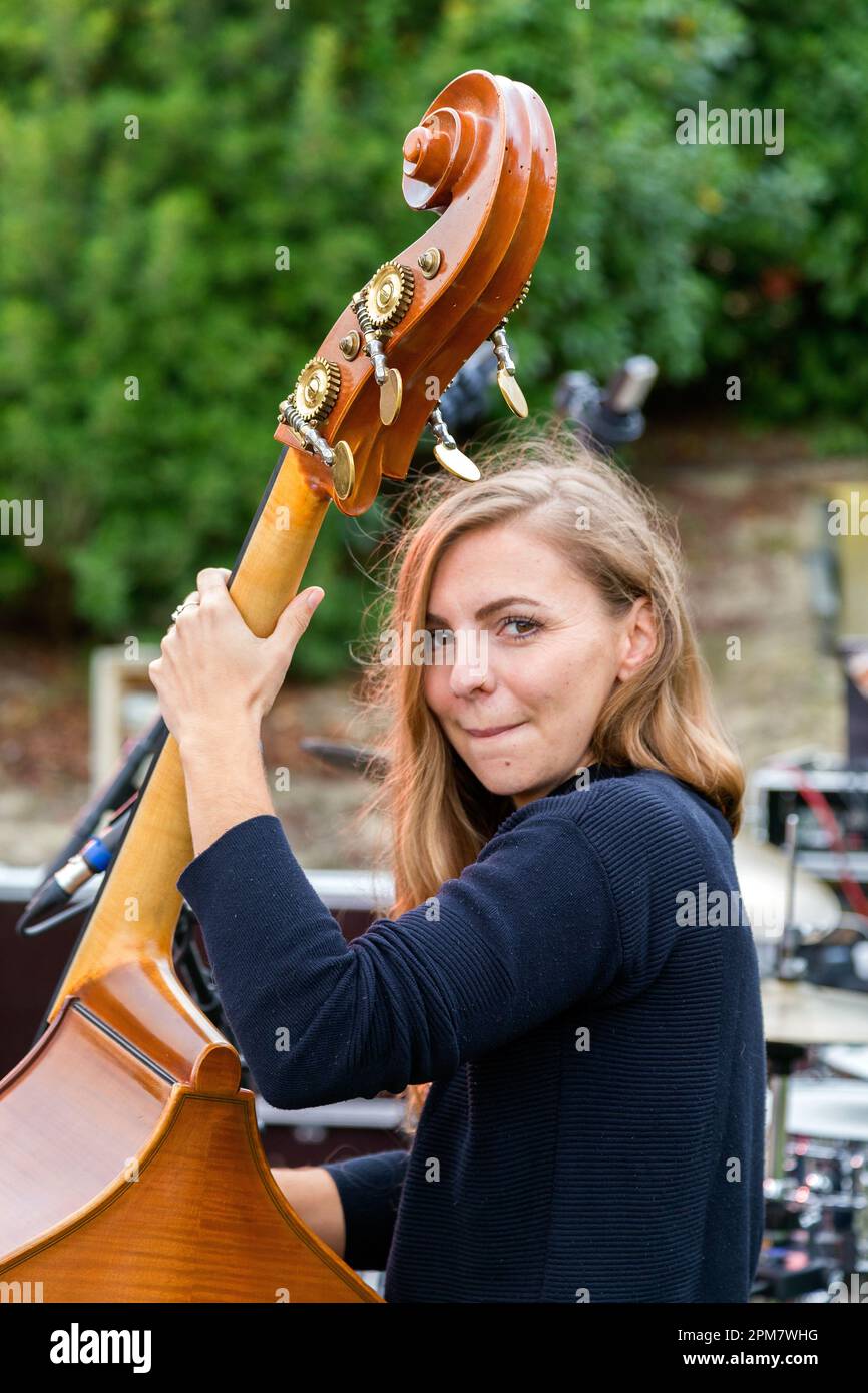 Serge Casero und das französische Jazz-Quintett in einem Konzert am Ende der Ballade „Jazz a velo“. Tourismusbüro La Domitienne. Naima Girou auf Double Bass. Colombiers, Occitanie, Frankreich Stockfoto