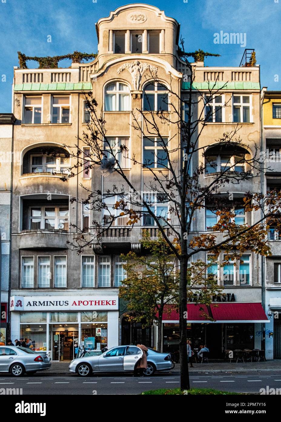 Historisches denkmalgeschütztes Apartmentgebäude, 1909-1910, Architekt von M. Löffler; 1952 renoviert, Turmstraße 38, Moabit, Mitte, Berlin Stockfoto