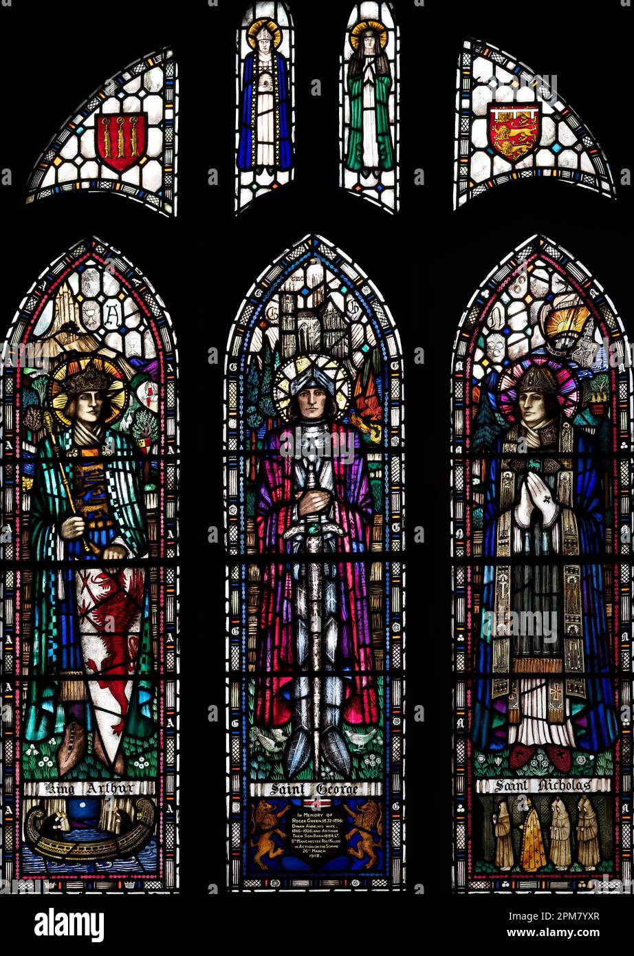 Das Erinnerungsfenster von Trena Mary Cox (1928) in der Soldiers Chapel of St Mary and All Saints Church, Whalley, Lancashire, Großbritannien. Stockfoto