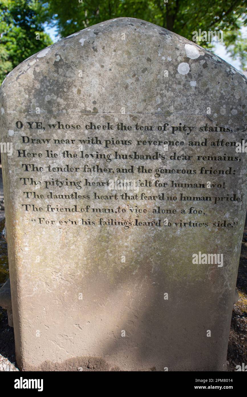 Epitaphe für die Willim Burns auf der Rückseite des Grabsteins von Willim Burns, Vater von Robert Burns, Robert Burns Geburtshaus Museum, Alloway, Ayrshire, Scotlan Stockfoto