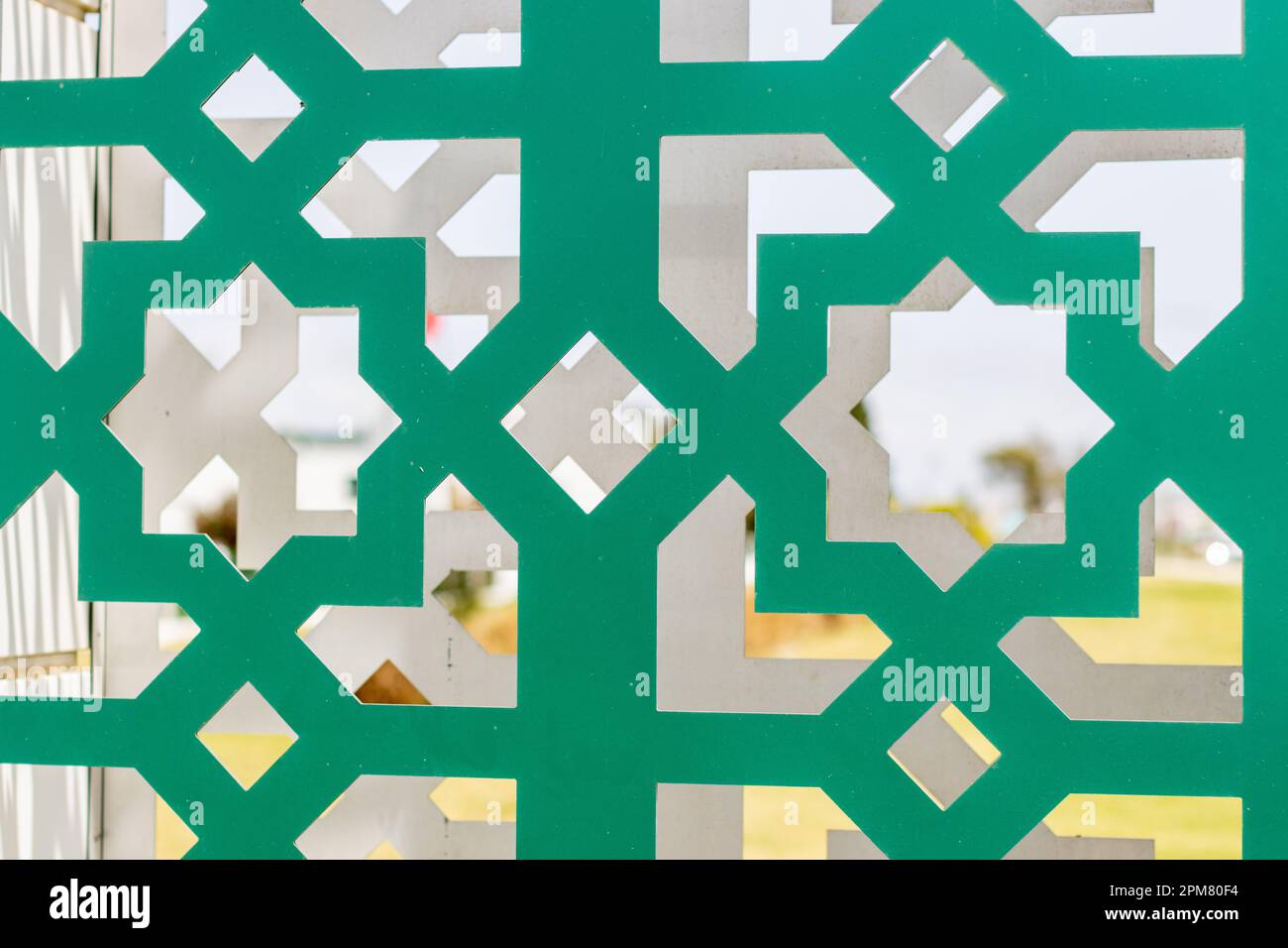 Dekoratives, grünes Metallgitter mit Arabesque-Design Stockfoto