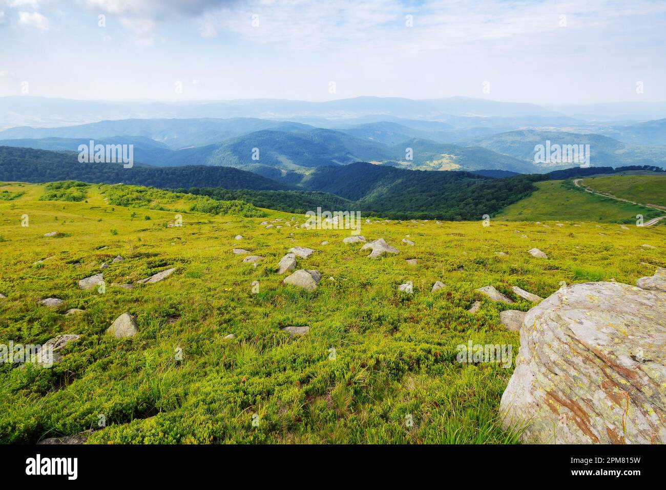 Wunderschöne Landschaft mit Berglandschaft. Blick in das ferne ländliche Tal. Outdoor-Abenteuer im Sommer Stockfoto