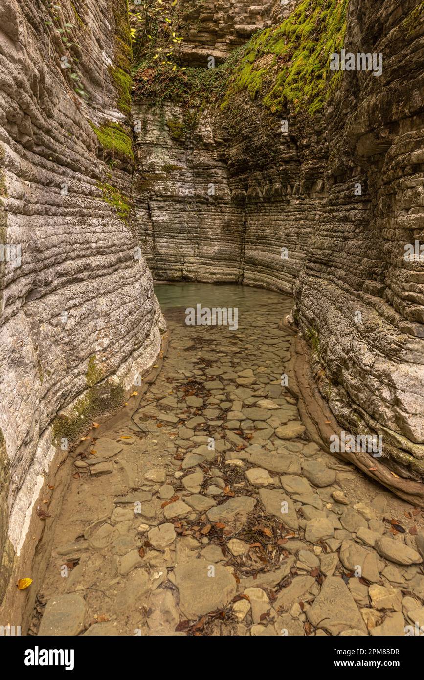 Grèce, Region de l'Epire, Monts Zagorohoria, Parc national des Gorges de Vikos-Aoos (Les Gorges les plus profondes du monde), les piscines naturelles de Papingo, appelée 'Kolymbithres' ou 'Ovidres' par les habitants /: Griechenland, Region Epirus, Zagorohoria-Gebirge, Vikos-Aoos-Schlucht-Nationalpark (die tiefsten Schluchten der Welt), die natürlichen Pools von Papingo, die von den Einheimischen als „Kolymbithres“ oder „Ovidres“ bezeichnet werden Stockfoto