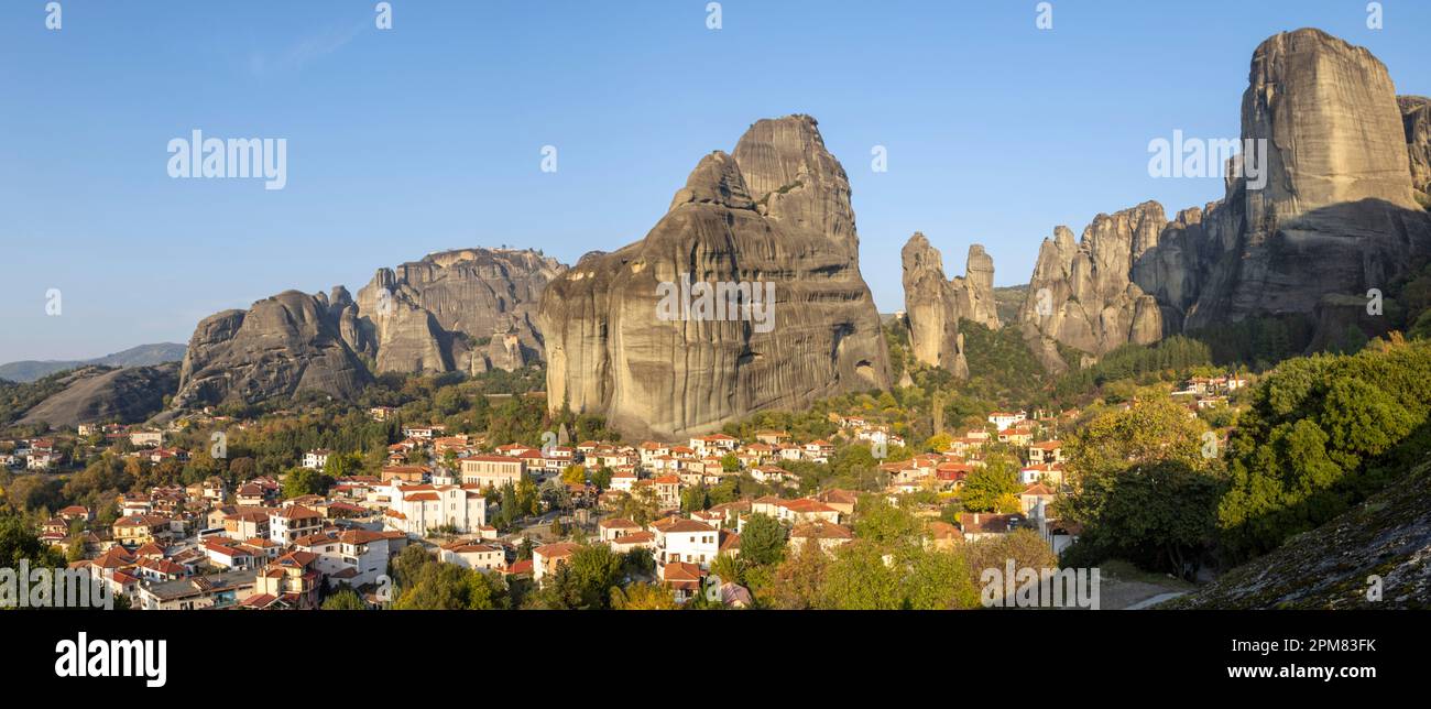 Griechenland, Thessalien, Meteora-Klöster, die von der UNESCO zum Weltkulturerbe erklärt wurden, das Dorf Kastraki und Meteora Stockfoto