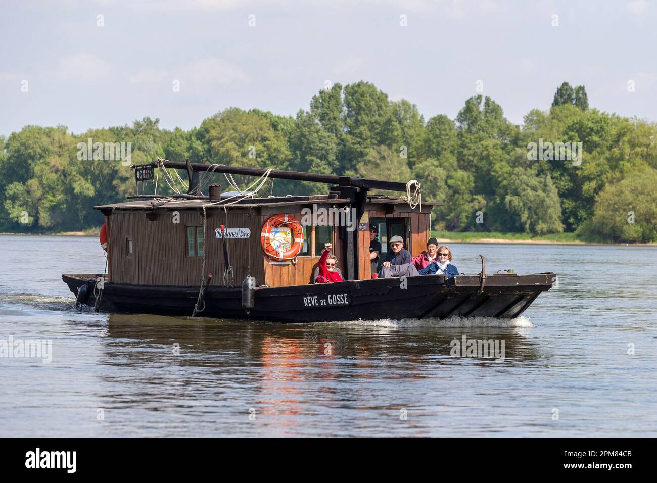 Frankreich, Maine-et-Loire, Loiretal, das von der UNESCO zum Weltkulturerbe erklärt wurde, Béhuard, Schifffahrt an Bord traditioneller Boote auf der Loire Stockfoto