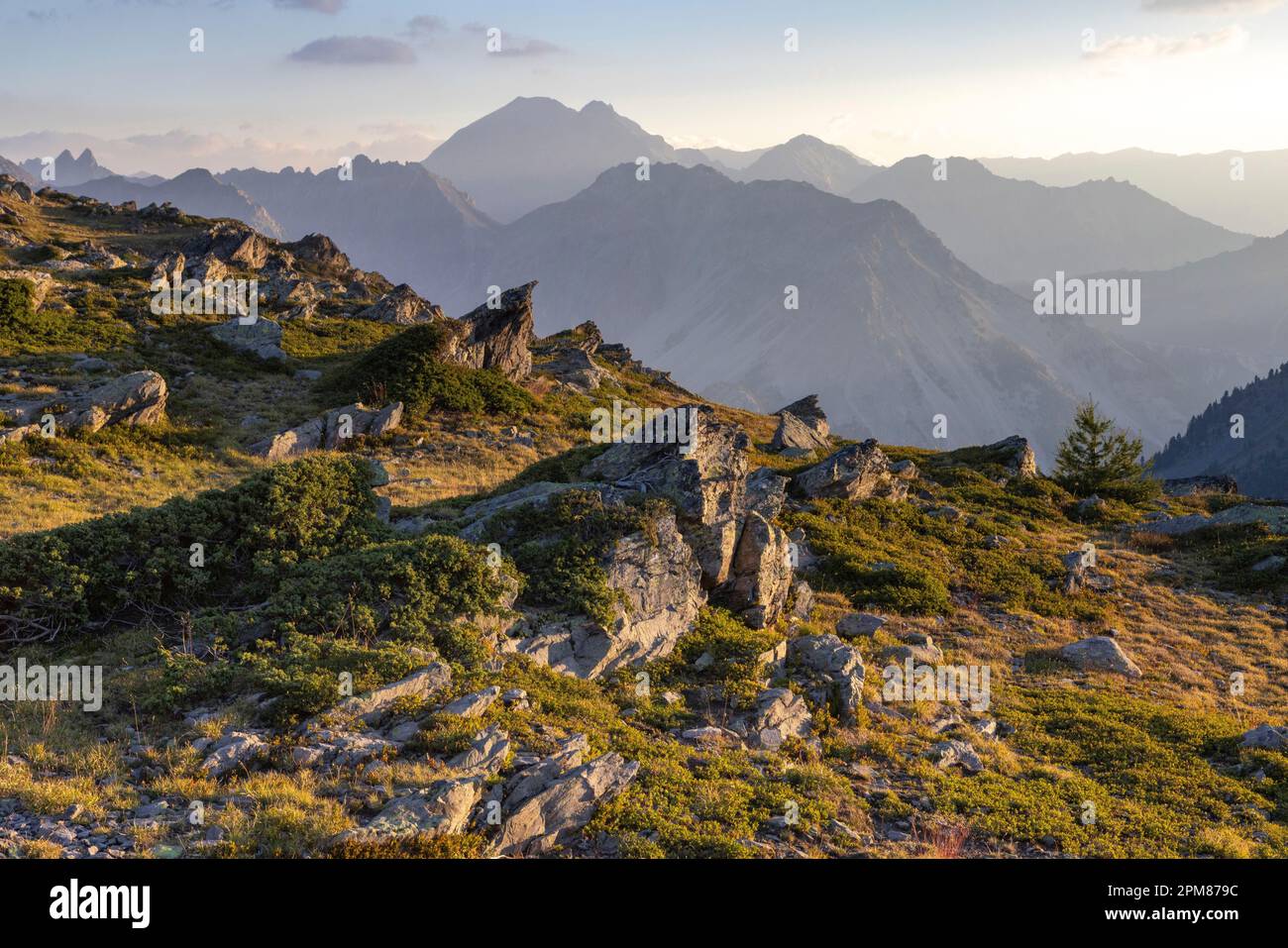 Frankreich, Hautes-Alpes, Col du Granon (2404 m), gesehen auf den Cerces und dem Clarée-Tal Stockfoto