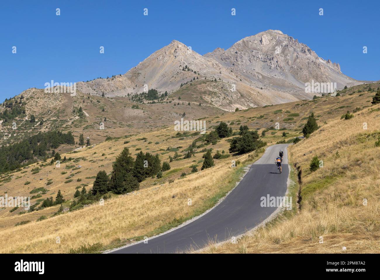 Frankreich, Hautes-Alpes, Col du Granon (2404 m), Radfahrer auf der Straße zum Pass, im Hintergrund auf dem Gipfel der Grand Area (2869 m) Stockfoto