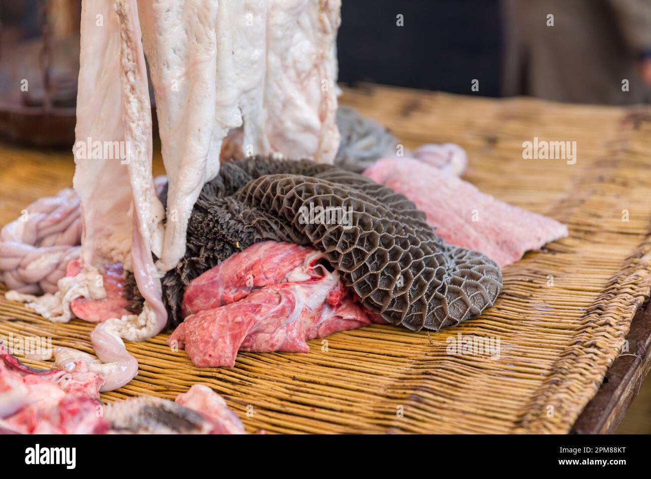 Marokko, hoher Atlas, Region Marrakesch Safi, Had-Drâa, der Had-Drâ-Markt ist einer der wichtigsten Märkte im Süden Marokkos, Metzgermarkt, Haube (auch Wabenhaube oder Netz oder Retikulum genannt) Stockfoto