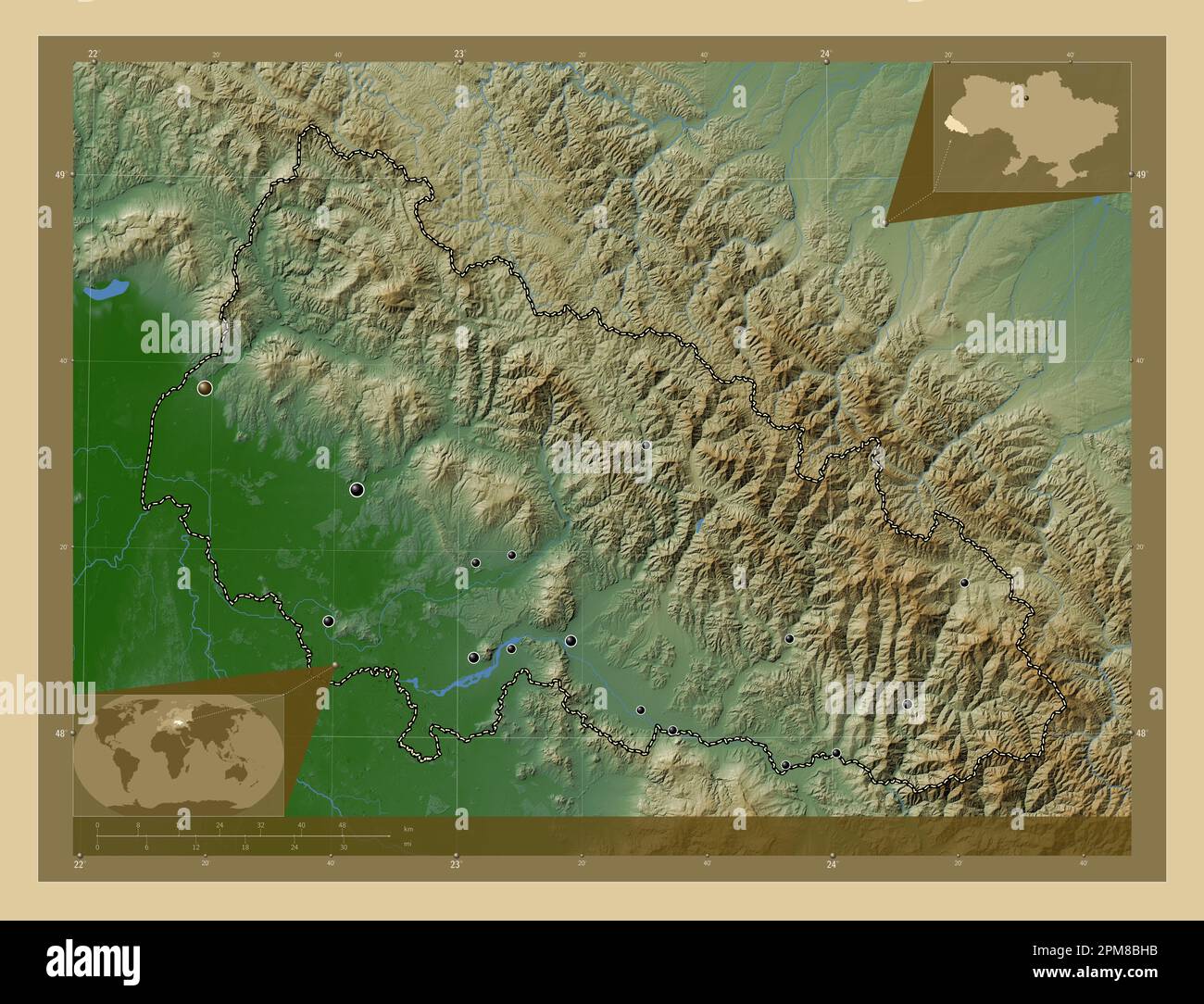 Transkarpathien, Region der Ukraine. Farbige Höhenkarte mit Seen und Flüssen. Standorte der wichtigsten Städte der Region. Lageplan für Corner Auxiliary Stockfoto