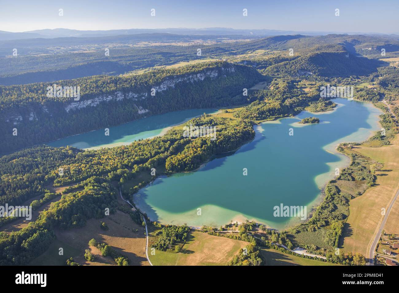 Frankreich, Jura, Jura-Massiv, regionaler Naturpark Haut Jura, Le Frasnois, Blick vom belvedere auf die 4 Seen des kleinen und großen Maclu, Ilay und Narlay (Luftaufnahme) Stockfoto